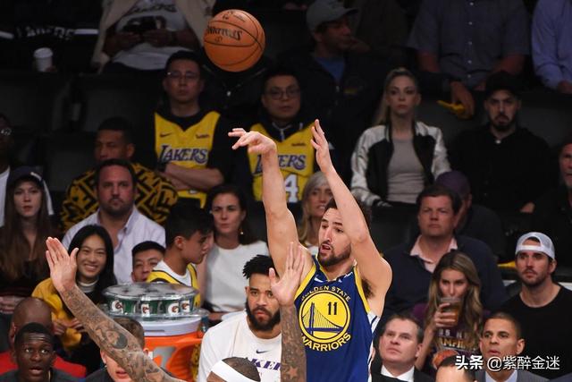  库里三分雨浇灭鹈鹕，勇士主场豪取六连胜  